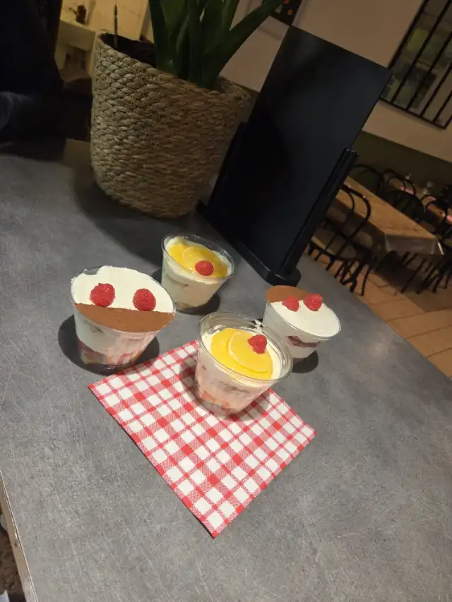Desserts maison en pots : tiramisu, citron, framboise