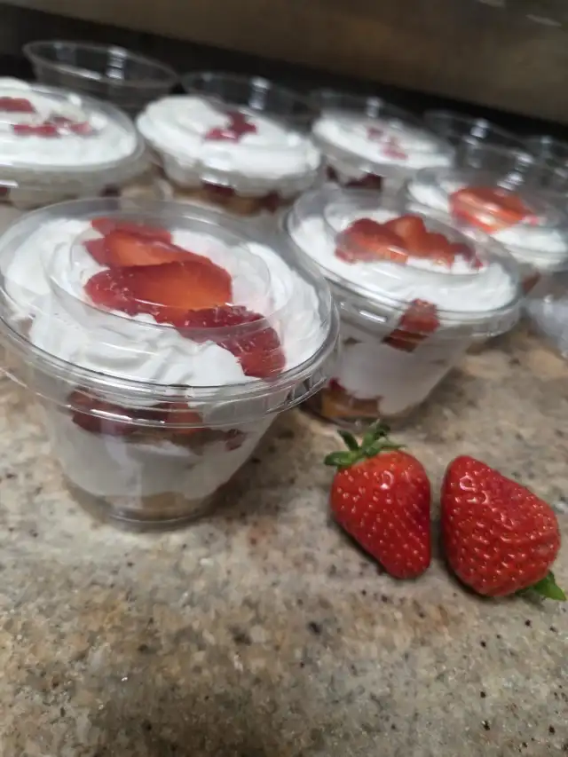 Pots fraises et chantilly, desserts maison