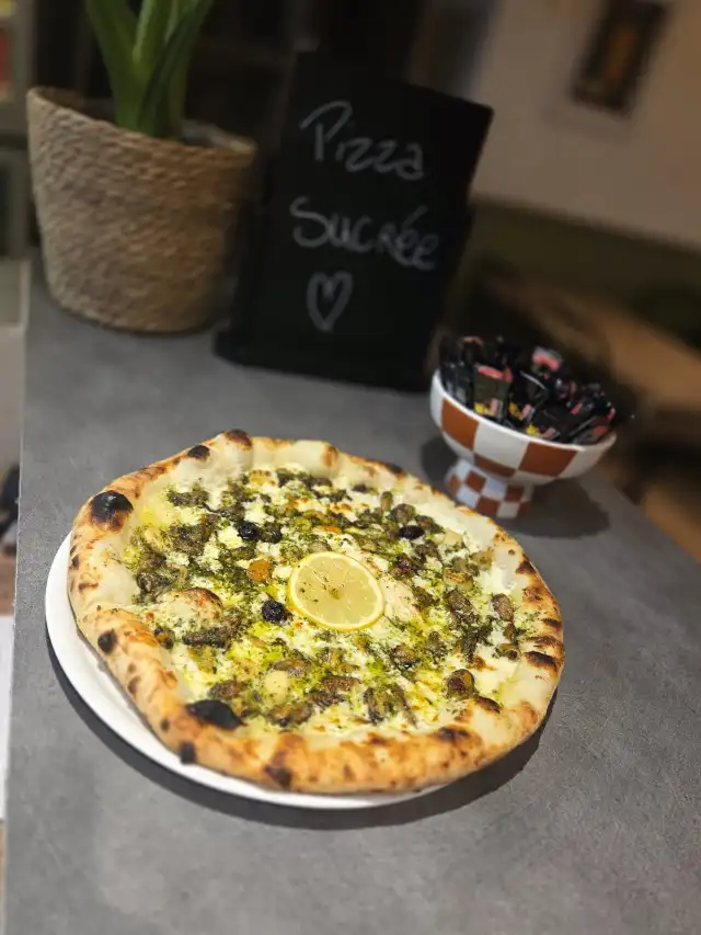 Pizza fruits de mer, moules et citron