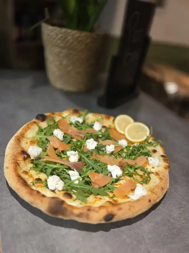 Norvégienne : saumon fumé, chèvre frais et roquette