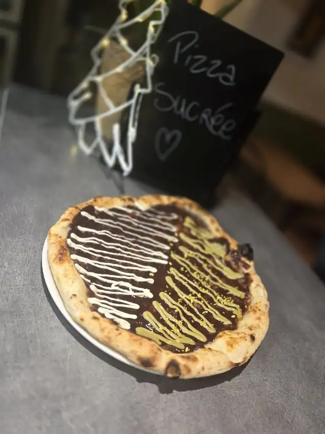 Pizza sucrée chocolat, pistache et éclats dorés