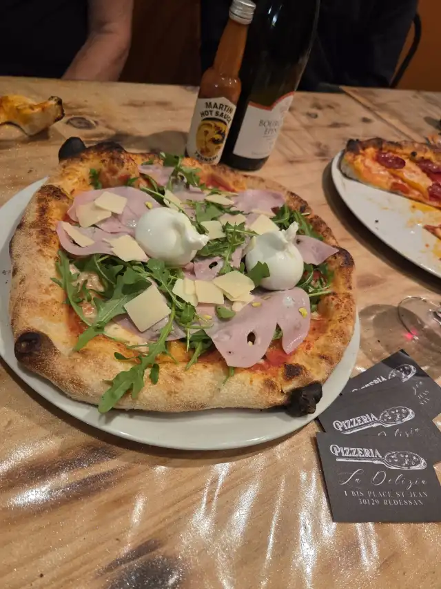 Truffe : mortadelle et burrata, servie à table